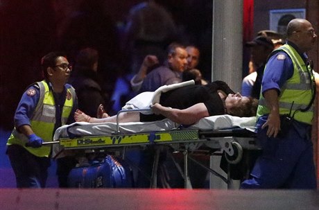 Australská policie dnes v centru Sydney vzala útokem kavárnu, v ní ozbrojenec...