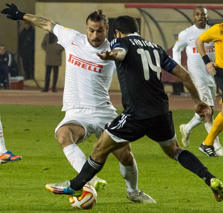 Fotbalista Karabachu Rashad Sadygov (vpravo) se sna�í zastavit Pabla Osvalda z...