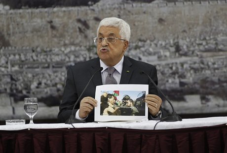 Palestinský prezident Mahmúd Abbás ukazuje fotku z incidentu mezi ministrem...