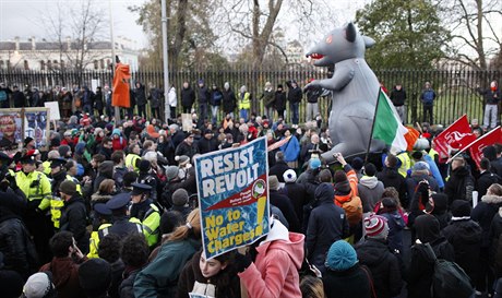 Lidé v Dublinu demonstrují proti zavedení poplatk za vodu