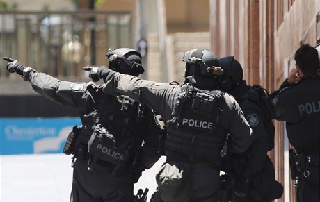 Policie v Sydney uzavela celé okolí kavárny, kde neznámí útoníci drí rukojmí.