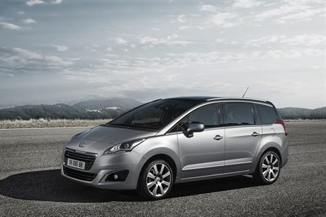 Objevte eleganci nového Peugeotu 5008 umocněnou novými stylovými prvky na přídi...