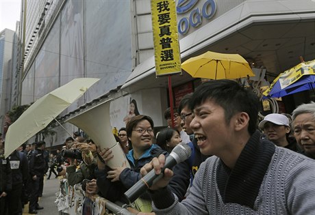 My se vrátíme, skandovali demonstranti a vyzývali vdce hongkongské správy...