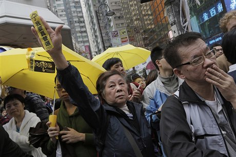 Prodemokratití aktivisté v ulicích Hongkongu.