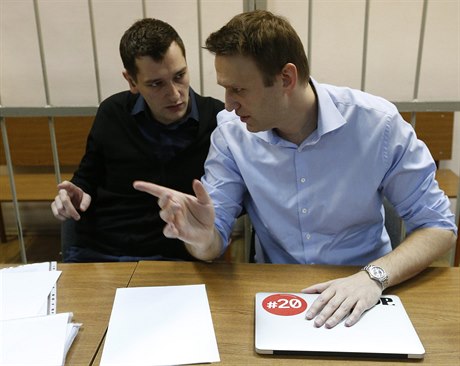 Alexej Navalnyj (vpravo) s bratrem Olegem.