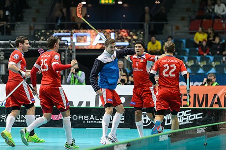 Tomáš Sladký (s čelenkou) se proti Finsku blýskl dvěma góly.