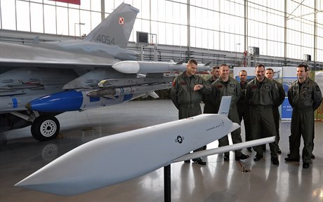 Poltí piloti vedle stíhaek F-16, které chce polská armáda vybavit novými...