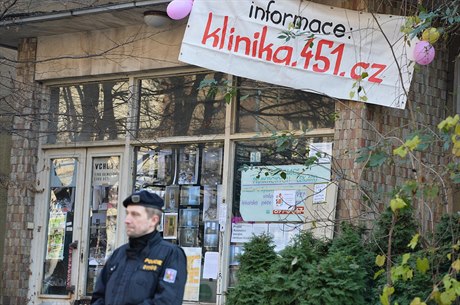 Bývalá plicní klinika v Jeseniov ulici na ikov pod dohledem policie....