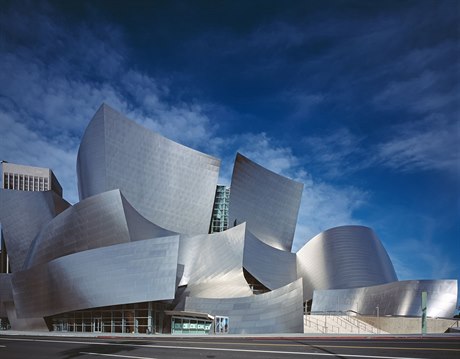 Koncertní sál Walt Disney, který navrhoval slavný architekt Frank Gehry.