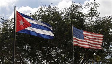 Vlajka USA a Kuby.