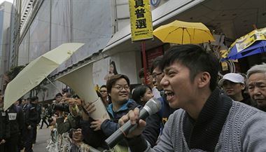 My se vrtme, skandovali demonstranti a vyzvali vdce hongkongsk sprvy...