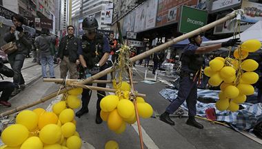 Policist vyklzej tbor demonstrant - vetn lutch balonk,...