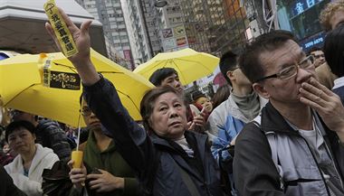 Prodemokratit aktivist v ulicch Hongkongu.