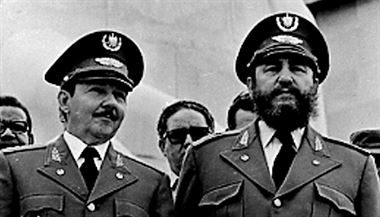 Fidel (vpravo) a Ral Castro na archivnm snmku z roku 1979. Po rozpadu...