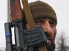 Proruský separatista z Čečenska, který se účastní vojenského cvičení ve...