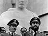 Fidel Castro s bratrem Raulem na archivním snímku z roku 1979.