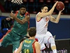 Zleva Derrick Byars ze panlskho tmu Baloncesto Sevilla a Tom Pomiklek z...