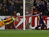 Útoník Barcelony Lionel Messi stílí první gól, marn se natahuje branká PSG...