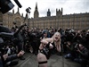 Holé pozadí proti cenzue, i tak me vypadat protest v Británii.