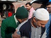 Student pláe na rameni mue poté, co byl zachránn ze koly, kde Taliban...