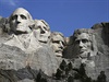 Mount Rushmore a tyi hlavy slavných prezident USA: (zleva) George...