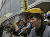 My se vrtme, skandovali demonstranti a vyzvali vdce hongkongsk sprvy...