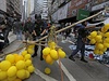 Policisté vyklízejí tábor demonstrant - vetn lutých balonk,...