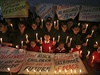 Pákistánští školáci se modlí za oběti úterního masakru.
