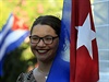 ena s kubánskou vlajkou se raduje z oznámeného uvolnní vztah mezi Spojenými...