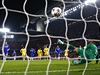 Cesc Fábregas z Chelsea promuje penaltu ve stedením utkání Ligy mistr...