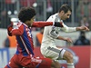 Brazilec Dante v dresu Bayernu (vlevo) v souboji s Alanem Dzagoevem z CSKA...