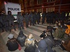 Aktivisté se 13. prosince znovu pokusili obsadit chátrající objekt v Praze na...