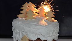 Sváteční sněhově bílý dort s vánoční náladou