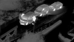 Dodávku, která za�ala ují�d�t kus od hranic n�meckým policist�m, zastavil a�...