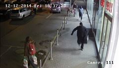 Policie zveejnila video pachatel loupee v Hostivai, utekli se statisci