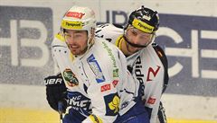 Obránce Komety Michal Kempný (vlevo) a úto�ník Vítkovic Petr Kolouch.
