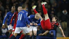 ANGLICKÁ TVRDOST. Joey Barton Queens Park Rangers padá po nárazu do Steven...