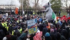 Lidé v Dublinu demonstrují proti zavedení poplatk za vodu