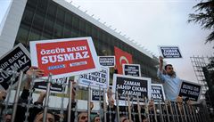 Lidé protestují proti zatýkání odprc Erdoganovy vlády v Turecku.