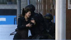 Z kavárny dr�ené neznámými úto�níky uprchlo zatím p�t lidí.