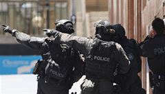 Jednoho z rukojmí v kavárně v Sydney zabila policejní střelba