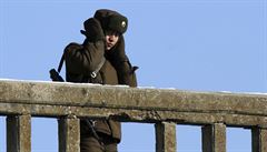 Severokorejský voják u hranic s ínou (ilustraní snímek).