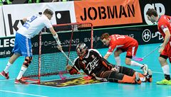 Mika Kohonen zasouvá mí�ek za branká�e Kafku a rozhoduje semifinále.