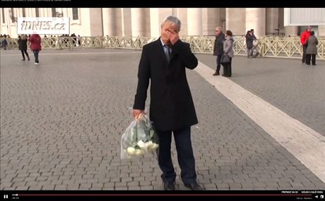 Atentátník Jana Pavla II. Mehmet Ali Agca dnes poloil kvtiny na hrob bývalého...
