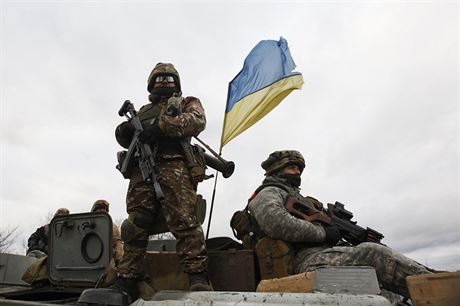 Ukrajinský voják na obrnném transportéru