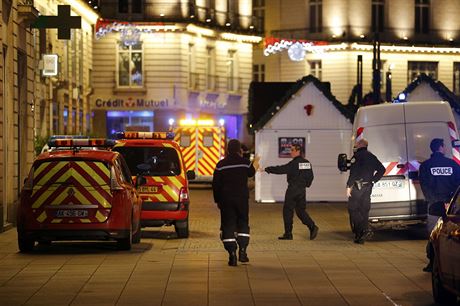 Po Paíi pilo Nantes. idi najel do lidí a vykikoval Alláhu akbar. Pak se...