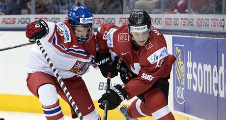 Souboj u hrazení. David Kae vs. Luca Hischier.