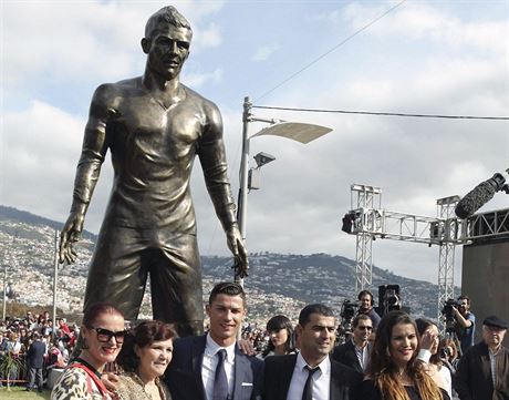 Cristiano Ronaldo se svou rodinou u vlastn sochy.