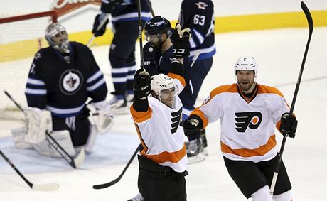 Philadelphia Flyers (Jakub Voracek (vlevo) a Nicklas Grossmann).