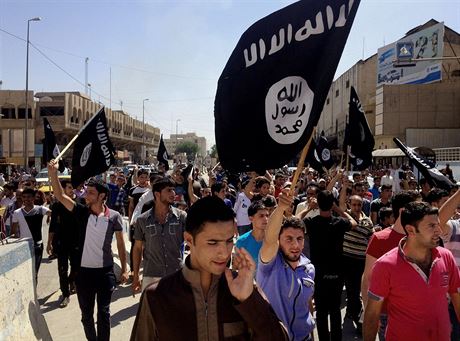 Demonstranti v Mosulu provolvaj pro-islamistick hesla. Fotografie pochz z...